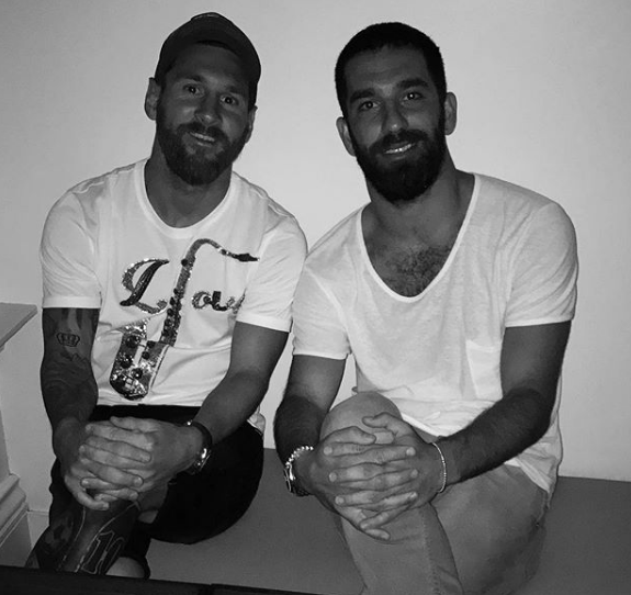 Dün oynadığı maçta yuhalanmıştı... Arda Turan bebeği için 41 koç kestirdi! - Resim: 4