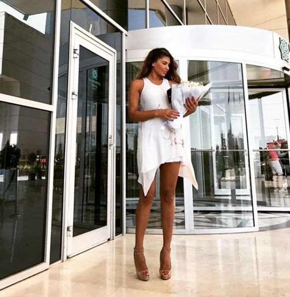 Hatice iyice açıldı sahneye dekolteli transparan elbiseyle çıktı - Resim: 1