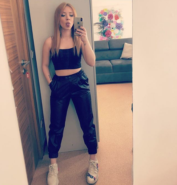 Ece Seçkin'den takipçisine sert çıkış! Boyuna takılan takipçi kızdırdı! - Resim: 2