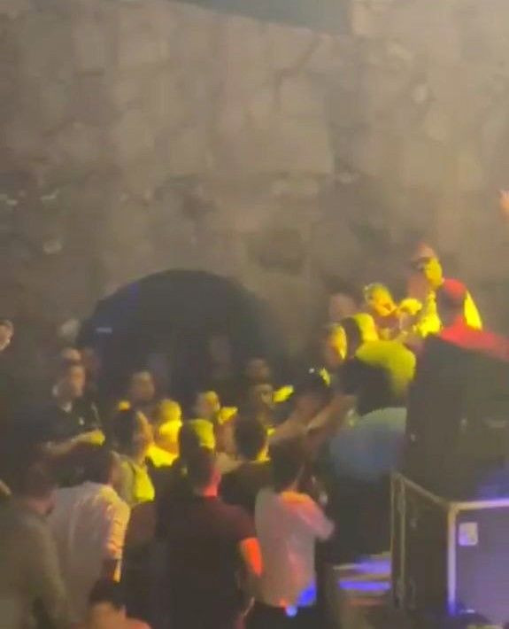 Konserde ortalık karıştı, Sibel Can sahneye ara verdi! - Resim: 1