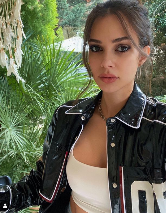 Defne Samyeli'nin kızı Deren Talu dekolteli pozuyla sosyal medyayı salladı - Resim: 1