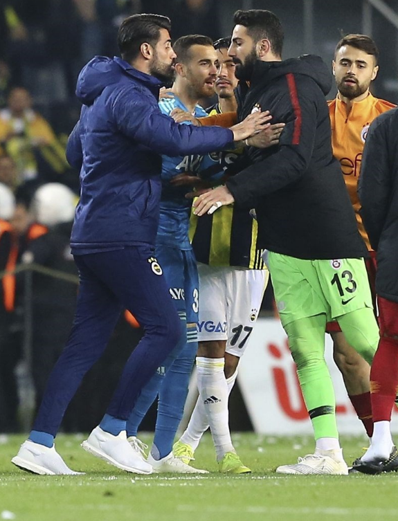 Derbide maç sonu ortalık karıştı - Resim: 2