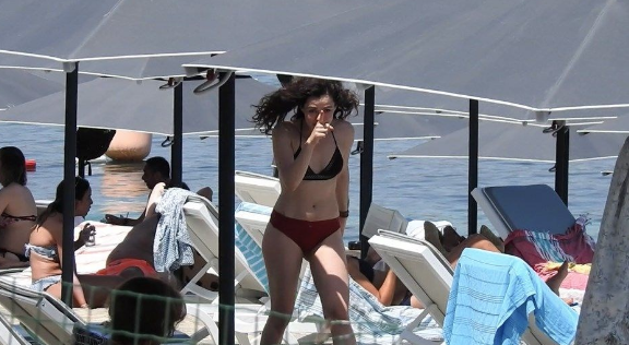 Özge Özpirinçci 'Güzel çekin' deyip denize atladı! - Resim: 4