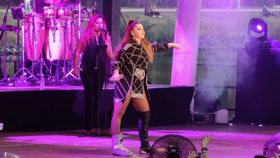 Hadise doktorunu dinlemedi sahnede şov yaptı - Resim: 4