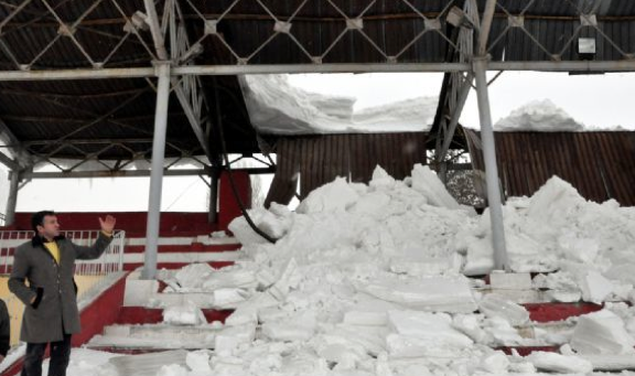 Çöken tribün yürekleri ağza getirdi - Resim: 1