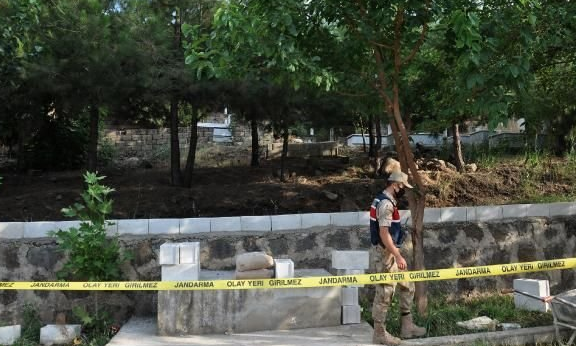 Gaziantep'te aile mezarlığında gömülü el bombası bulundu - Resim: 0