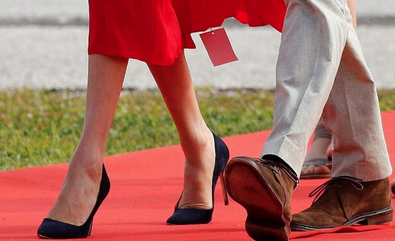 Meghan Markle elbisesiyle dünyaya rezil oldu - Resim: 3