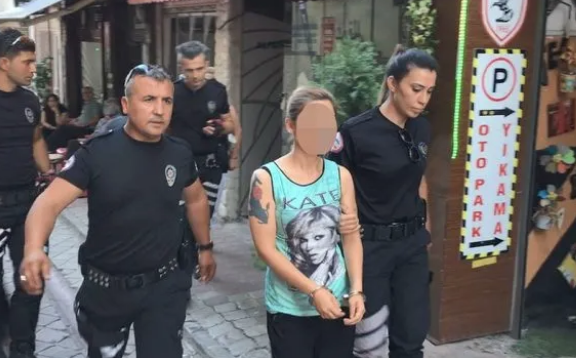 Kadınların sokak ortasındaki "eş" kavgası kamerada - Resim: 0