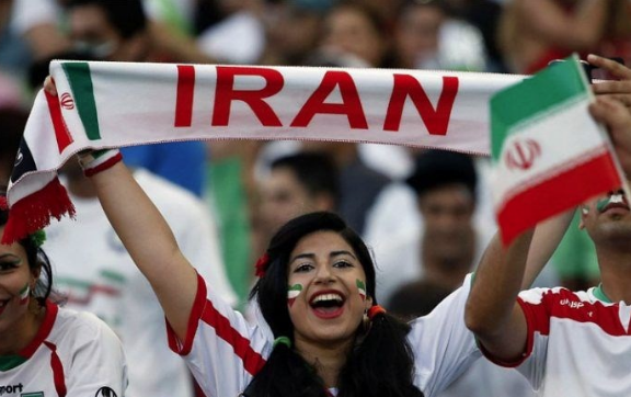 40 yıl sonra bir ilk gerçekleşti! İşte geceye damga vuran pankart - Resim: 1