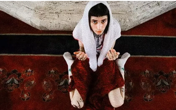 Kocatepe Camisi'nde uygunsuz kıyafetlerle çekim yapanlar adliyeye sevk edildi - Resim: 2