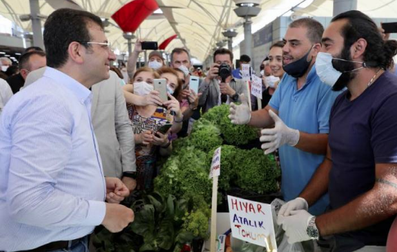 Ekrem İmamoğlu, pazara annesiyle gitti! Önümüzdeki 1,5 yıl zor geçecek - Resim: 1