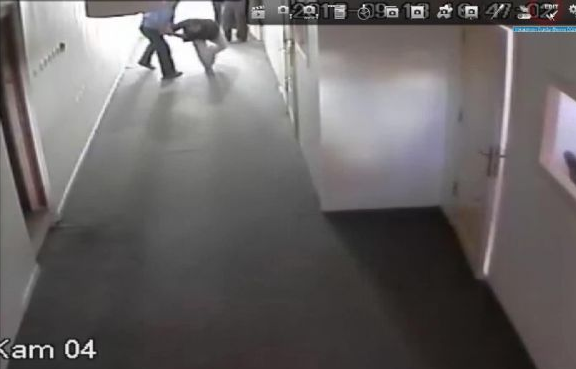 Zihinsel engelliye dayak kamerada - Resim: 4