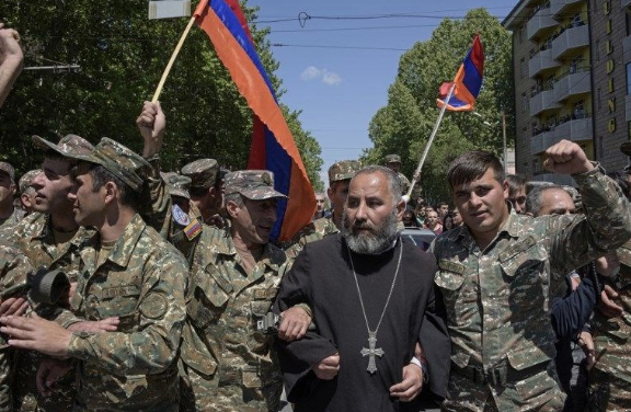 Ermenistan karıştı Sarkisyan istifa etti - Resim: 4