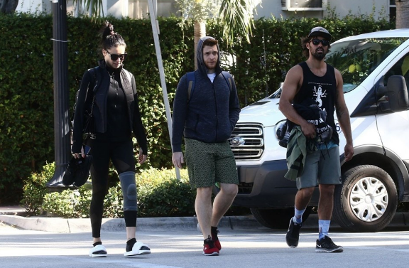 Bu ne hal Adriana! Terlikleri dikkat çekti - Resim: 4