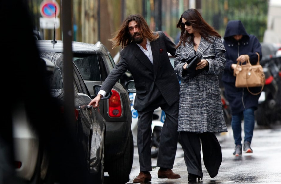 Monica Bellucci yeni sevgilisi ile ilk kez el ele - Resim: 1