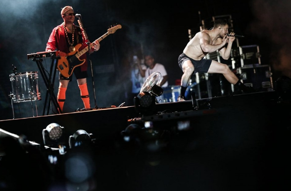 ABD'li Imagine Dragons grubu olay oldu! Türk bayrağını öpüp diz çöktü - Resim: 4