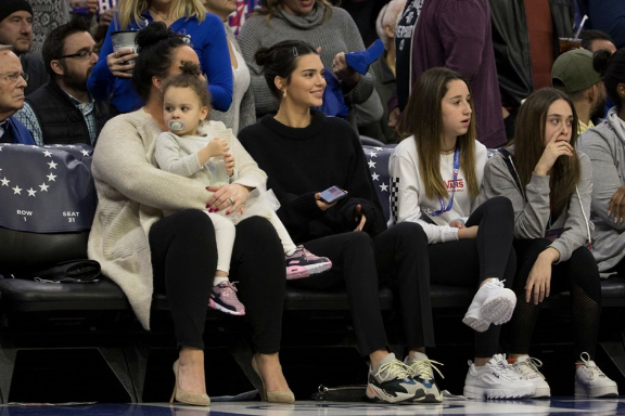 Kendall Jenner'a soğuk duş imza kampanyası başlattılar - Resim: 3