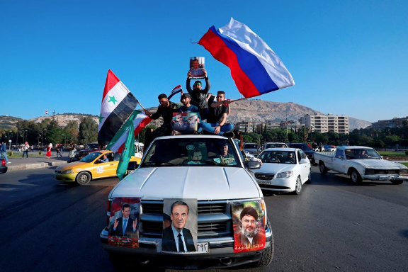 Suriyeliler Rus bayraklarıyla sokaklarda! - Resim: 4