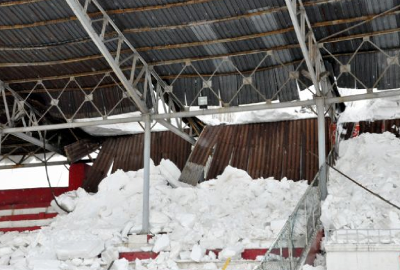 Çöken tribün yürekleri ağza getirdi - Resim: 4