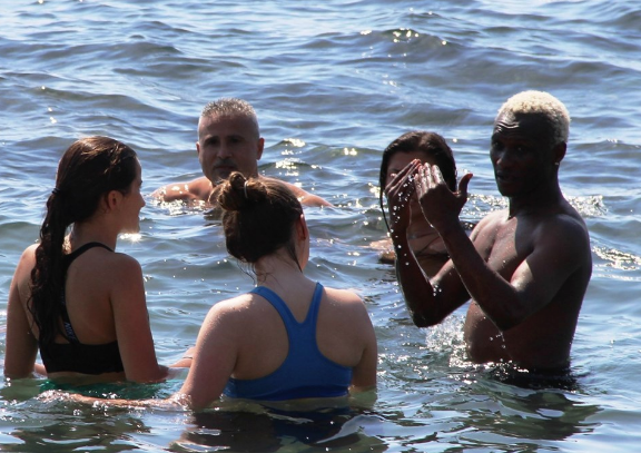 Yattara denizde çocuklar gibi eğlendi! - Resim: 1