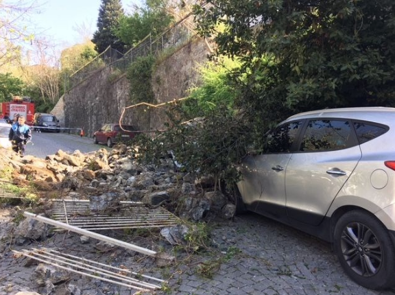 Beşiktaş'ta istinat duvarı araçların üzerine çöktü - Resim: 3