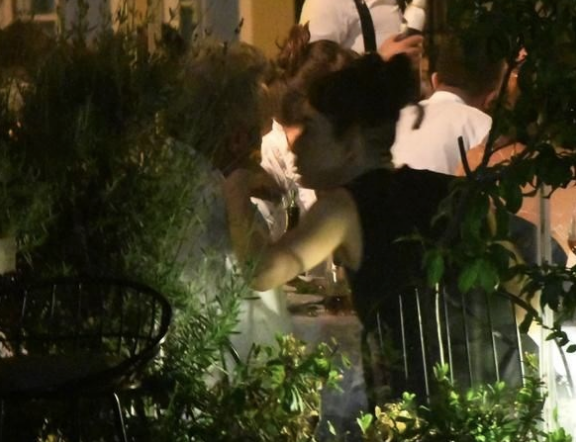 Hazar Ergüçlü 19 yaş büyük aşkıyla sarmaş dolaş yakalandı - Resim: 1