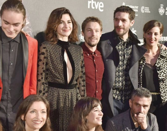 Bizim Hikaye'nin yıldızı Nesrin Cavadzade cesur göğüs dekoltesiyle büyüledi - Resim: 2