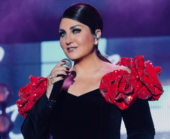 Taze babaanne Sibel Can'dan can alıcı pozlar! Gömleğinin düğmelerini açtı kameranın önüne geçti - Resim: 2