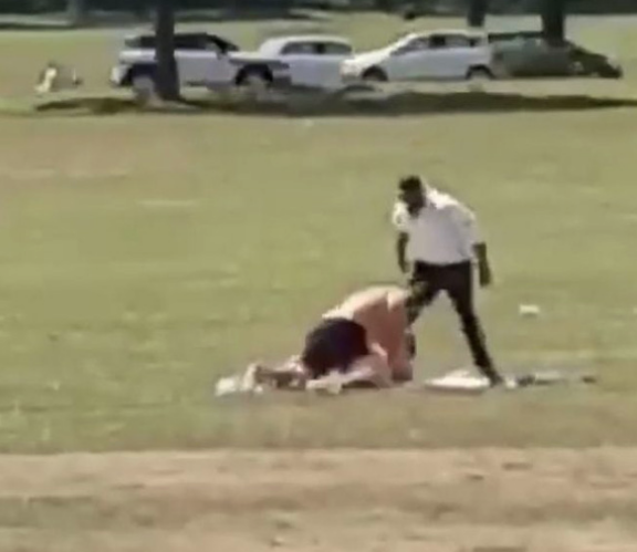 Skandal görüntüler! Utanmaz çift, parkta ilişkiye girdi - Resim: 4