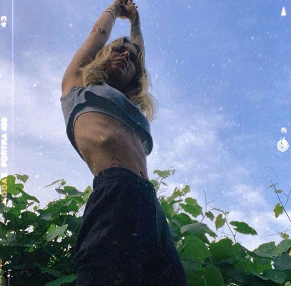 Eliz Sakuçoğlu havuzda üstsüz kitap okuduğu paylaşımla olay oldu - Resim: 4