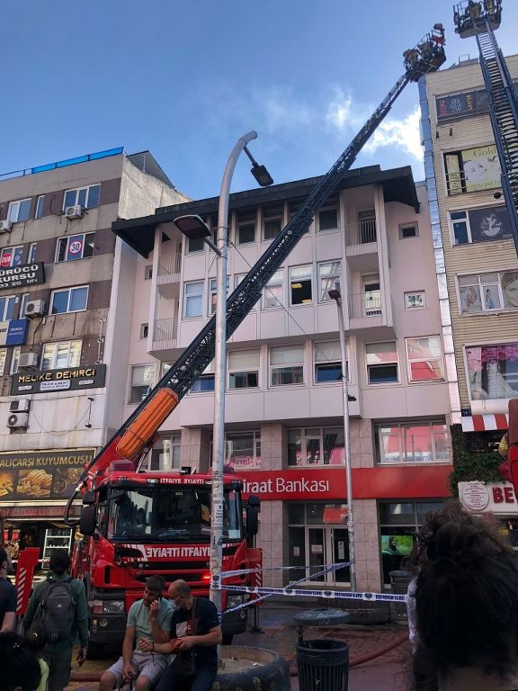 Bakırköy’de korkutan yangın! Kara dumanlar etrafı sardı! - Resim: 2
