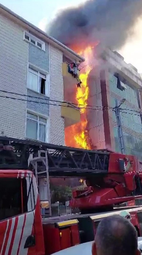 Ataşehir'de yangın paniği! Alevler büyüdü başka binaya sıçradı - Resim: 0