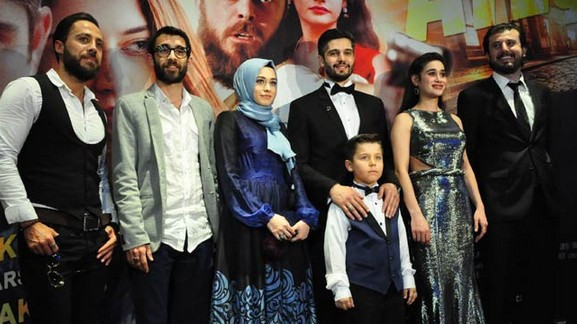 Ünlü oyuncu tesettüre girdi sosyal medyada olay oldu! - Resim: 2