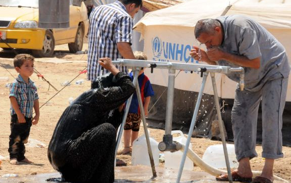 Mülteci kadınlar elbiseleri ile banyo yapıyor! - Resim: 3