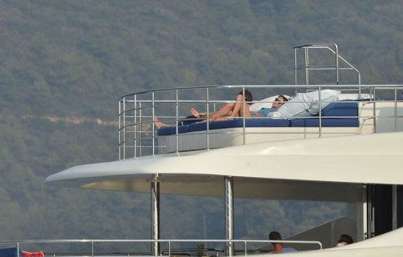 Bodrum'da sıcağa direndi! Carla Bruni elbiseyle güneşlendi - Resim: 4