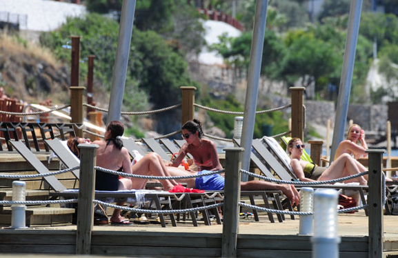 Ali Sunal'a güneş yağı terapisi! Aşkını elleriyle yağladı - Resim: 2