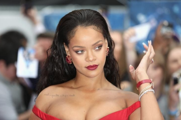 Rihanna'ya övgü: Nefes kesici bir güzelliği vardı - Resim: 4