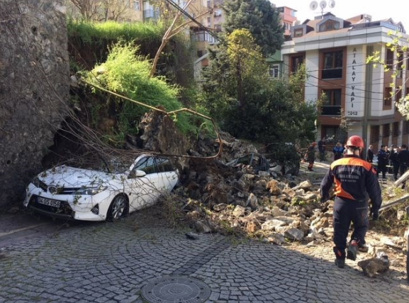 Beşiktaş'ta istinat duvarı araçların üzerine çöktü - Resim: 1