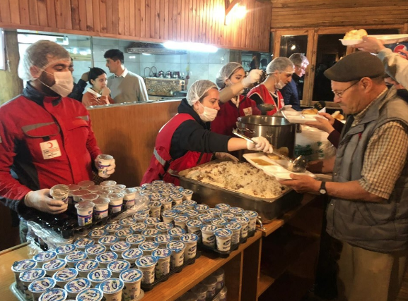 Deprem sonrası geceyi sokakta geçirdiler - Resim: 2