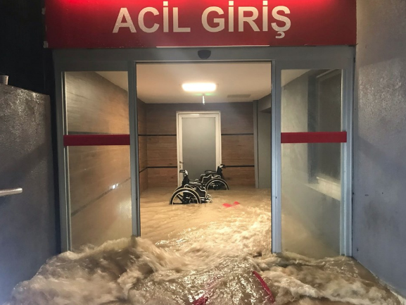 Edirne'de caddeler göle döndü hastaneyi su bastı! - Resim: 1