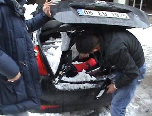 Çatıdan düşen kar aracı bu hale getirdi - Resim: 4