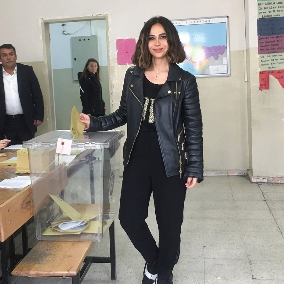Ünlüler yerel seçimlerde oy ver paylaşımları ile gündem oldu! - Resim: 4