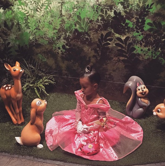 Kim Kardashian minik oğlu Saint'in ilk fotoğrafı - Resim: 3