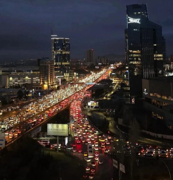 Yağmur İstanbul gibi Ankara'yı da fena vurdu! Trafikte uzun kuyruklar oluştu - Resim: 0