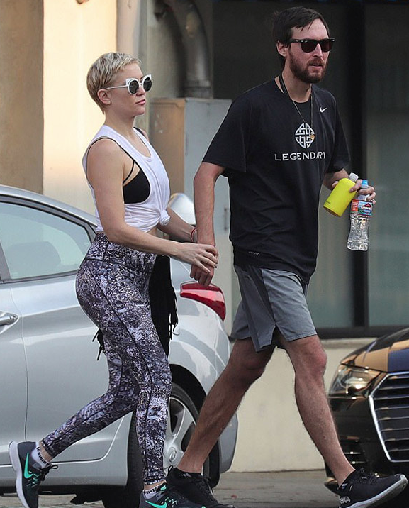 Kimselere aldırmadılar sokak ortasında öpüştüler - Resim: 4