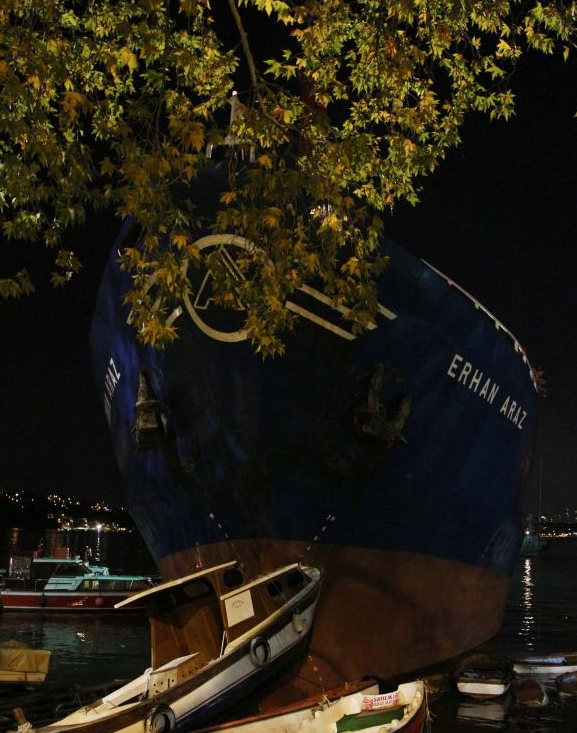 Yük gemisi Beykoz kıyısına oturdu - Resim: 1