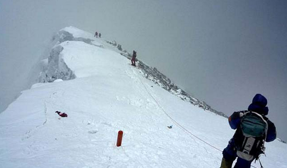 Dünyanın tepesinde yaklaşık 200 ceset var - Resim: 1