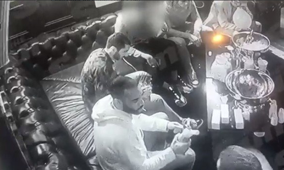 Arsenal'da Mesut Özil ve futbolcular uyuşturucu içerken görüntülendi - Resim: 2