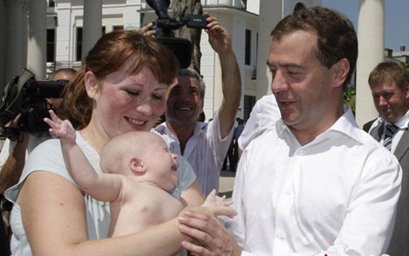 Liderler de çocukların yanında resmi duramıyor - Resim: 4