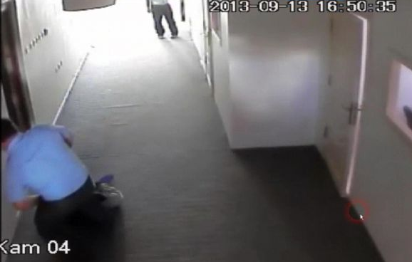 Zihinsel engelliye dayak kamerada - Resim: 1